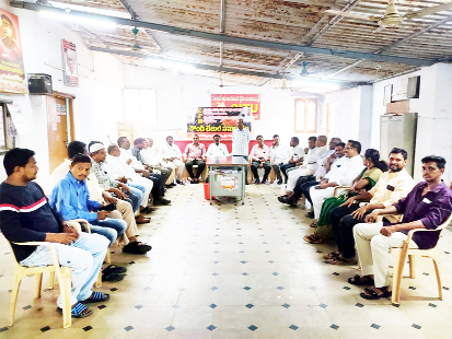 రౌండ్‌ టేబుల్‌ సమావేశంలో మాట్లాడుతున్న సిపిఎం జిల్లా కార్యదర్శి