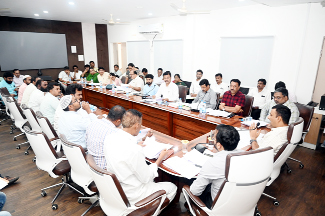 సమావేశంలో మాట్లాడుతున్న కలెక్టర్‌ గిరీష