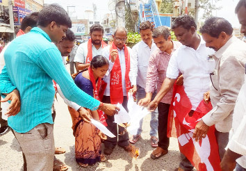 విద్యుత్‌ బిల్లుల ప్రతులను దహనం చేస్తున్న సిపిఎం నాయకులు