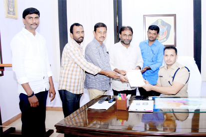 కడప జిల్లా ఎస్‌పికి వినతిపత్రం సమర్పిస్తున్న జర్నలిస్టు సంఘాల నాయకులు