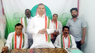 సమావేశంలో మాట్లాడుతున్న తులసిరెడ్డి