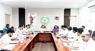 రాజకీయ పార్టీల సమావేశంలో మాట్లాడుతున్న కలెక్టర్‌ గిరీష