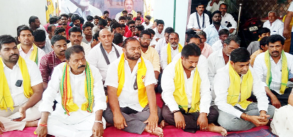  రాజంపేటలో నిరసన దీక్షలు చేపడుతున్న చమర్తి జగన్‌మోహన్‌రాజు, నాయకులు