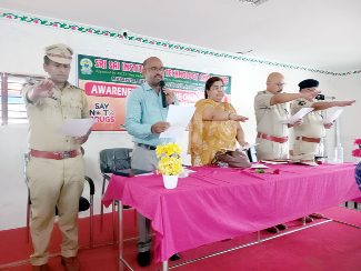 విద్యార్థులతో ప్రతిజ్ఞ చేయిస్తున్న జాయింట్‌ కమిషనర్‌ నాగలక్ష్మి