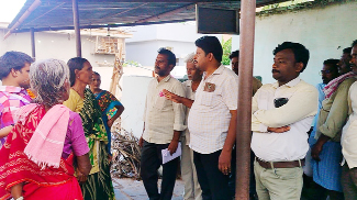 బిపిఎం గీతపై విచారణ చేస్తున్న సబ్‌ డివిజనల్‌ పోస్టల్‌ ఇన్‌ఛార్జి అమర్‌నాథ్‌