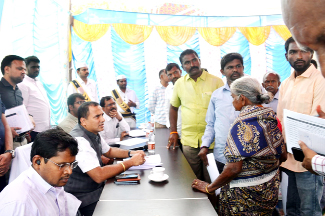 సమస్యలు తెలుసుకుంటున్న కలెక్టర్‌ విజరురామరాజు