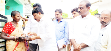 మహిళకు బుక్‌లెట్‌ అందజేస్తున్న ఎమ్మెల్యే