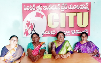 సమావేశంలో మాట్లాడుతున్న యూనియన్‌ అధ్యక్ష, ప్రధాన కార్యదర్శులు