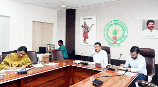 వీడియో కాన్ఫరెన్స్‌లో మాట్లాడుతున్న కలెక్టర్‌ గిరీష