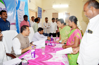 ఎక్కడి సమస్యలు అక్కడే పరిష్కారం : కలెక్టర్‌  