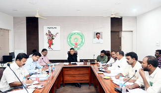 సమావేశంలో మాట్లాడుతున్న కలెక్టర్‌ గిరీష
