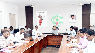 సమావేశంలో మాట్లాడుతున్న కలెక్టర్‌ గిరీష