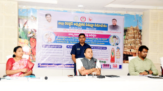 సమావేశంలో మాట్లాడుతున్న కలెక్టర్‌ విజరురామరాజు