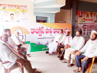 సమావేశంలో మాట్లాడుతున్న కాంగ్రెస్‌ నాయకులు