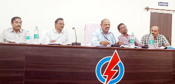 సమావేశంలో మాట్లాడుతున్న ఎపిఎస్‌పిడిసిఎల్‌ సిజిఎం ధర్మ జ్ఞాని