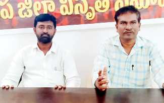 సాగు భూములకు పట్టాలు ఇవ్వాలి : వ్య.కా.స 