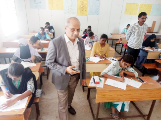 పరీక్షా కేంద్రాన్ని తనిఖీ చేస్తున్న విసి సుధాకర్‌