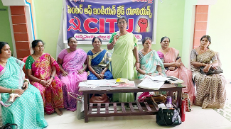 సమావేశంలో మాట్లాడుతున్న రాజేశ్వరి