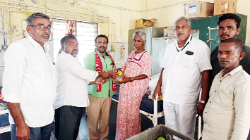 రోగులకు పండ్లు, బ్రెడ్లు పంపిణీ చేస్తున్న నాయకులు