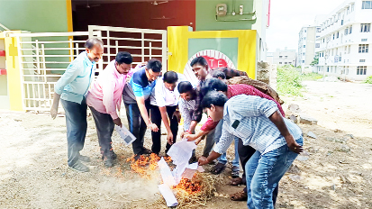 కడప యుటిఎఫ్‌ భవనం వద్ద జిపిఎస్‌ ప్రతులను దహనం చేస్తున్న నాయకులు