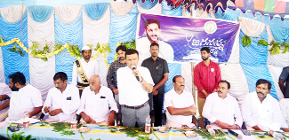సమావేశంలో మాట్లాడుతున్న కలెక్టర్‌ గిరీష