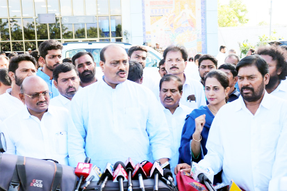 విలేకరుల సమావేశంలో మాట్లాడుతున్న అచ్చన్నాయుడు