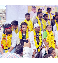  కడప : దీక్షలు ఉద్దేశించి మాట్లాడుతున్న టిడిపి పొలిట్‌బ్యూరో సభ్యులు శ్రీనివాసరెడ్డి