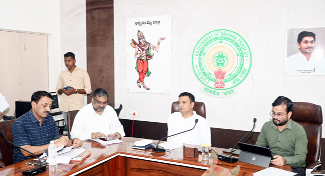 సమీక్ష సమావేశంలో మాట్లాడుతున్న కలెక్టర్‌ గిరీష