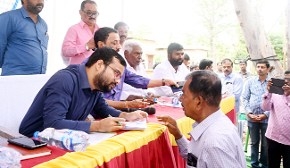 ప్రజల నుంచి వినతలను స్వీకరిస్తున్న జెసి ఫర్మాన్‌అహ్మద్‌ఖాన్‌