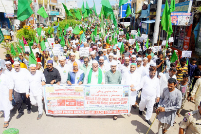 కడప నగరంలో ర్యాలీ నిర్వహిస్తున్న డిప్యూటీ సిఎం, ముస్లిములు