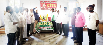 స్వామినాథన్‌ చిత్రపటానికి నివాళులర్పిస్తున్న నాయకులు