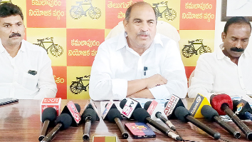 మీడియా సమావేశంలో మాట్లాతుడున్న పుత్తా నరసింహారెడ్డి