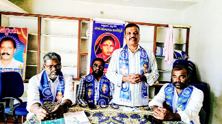 మాట్లాడుతున్న మాల మహానాడు నాయకులు ధరణ్‌కుమార్‌