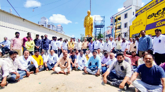 .పీలేరు : నల్ల బ్యాడ్జీలతో నిరసన తెలుపుతున్న టిడిపి నాయకులు, కార్యకర్తలు