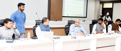 సమీక్ష సమావేశంలో మాట్లాడుతున్న సిఎం ముఖ్య కార్యనిర్వాహకులు సమీర్‌శర్మ