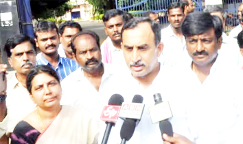 మాట్లాడుతున్న టిడిపి పొలిట్‌బ్యూరో సభ్యులు శ్రీనివాసరెడ్డి