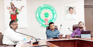 సమావేశంలో మాట్లాడుతున్న కలెక్టర్‌ గిరీష