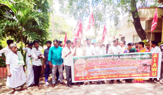 ధర్నాలో మాట్లాడుతున్న జిల్లా కన్వీనర్‌ నారాయణ