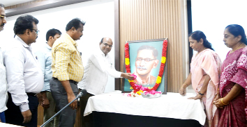 గుర్రం జాషువా చిత్రపటానికి నివాళి అర్పిస్తున్న డిఆర్‌ఒ