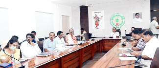 సమావేశంలో మాట్లాడుతున్న కలెక్టర్‌ గిరీష