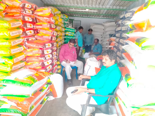 బియ్యం షాపుల పై ఆకస్మికంగా తనిఖీ