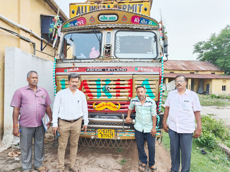 రేషన్‌ బియ్యం అక్రమ రవాణా అడ్డుకున్న విజిలెన్స్ అధికారులు