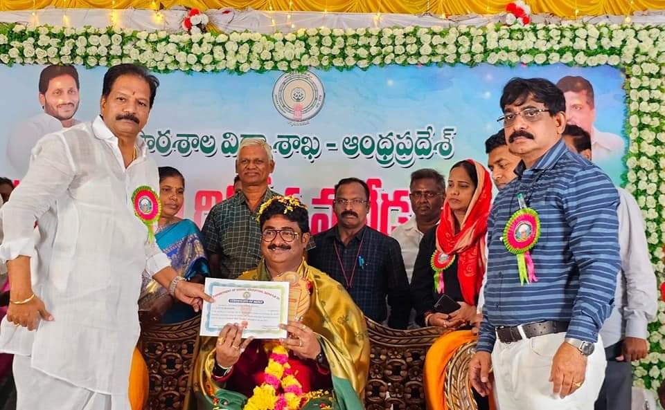 ఉత్తమ ఉపాధ్యాయుడిగా అవార్డు అందుకుంటున్న కాల్వ సోమశేఖర్