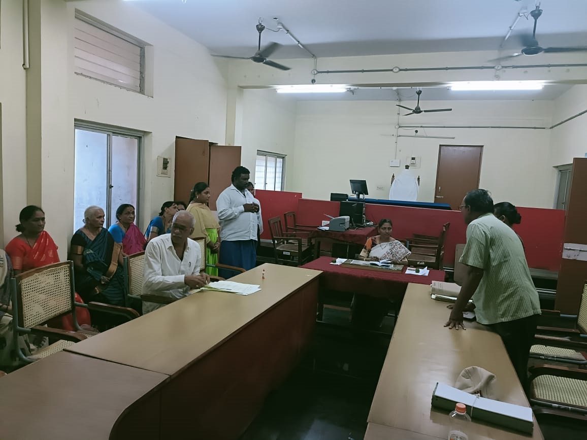 పర్చూరులో లోక్‌ అదాలత్‌ నిర్వహిస్తున్న న్యాయమూర్తులు శుభవాణి, శాంతి