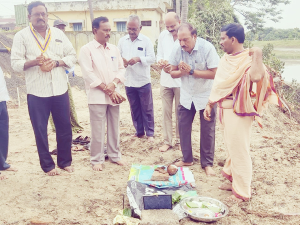 శంకుస్థాపన చేస్తున్న రోటరీ ప్రతినిధులు