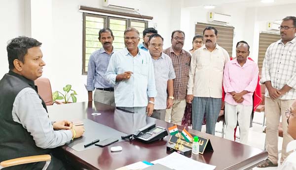 ఉద్యోగుల స్పందనకు 12 దరఖాస్తులు