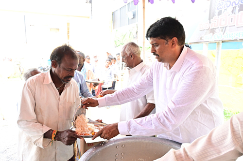 అన్న క్యాంటీన్లో అన్నం వడ్డిస్తున్న నరేంద్ర వర్మ