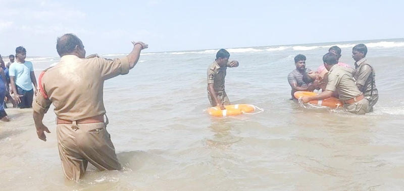  లైఫ్ జాకెట్లతో శరవేగంగా దూసుకెళ్లి రక్షిస్తున్నారు.