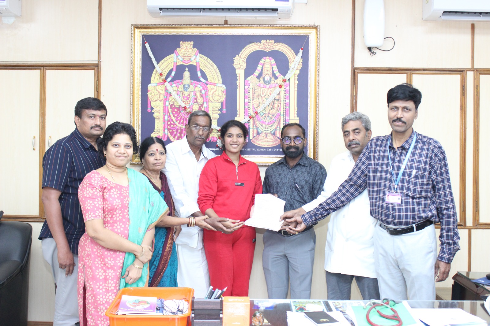 విరాళం అందిస్తున్న దాత 