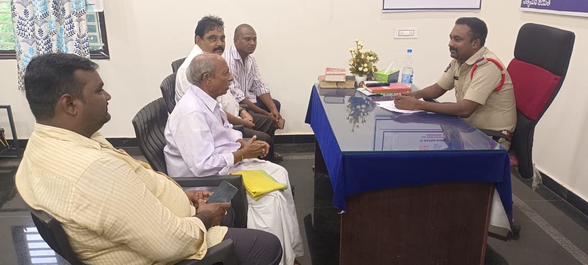 టిడిపి నాయకులను ఎస్‌ఐ హానోకు అరెస్టు చేసినట్లు తెలిపారు